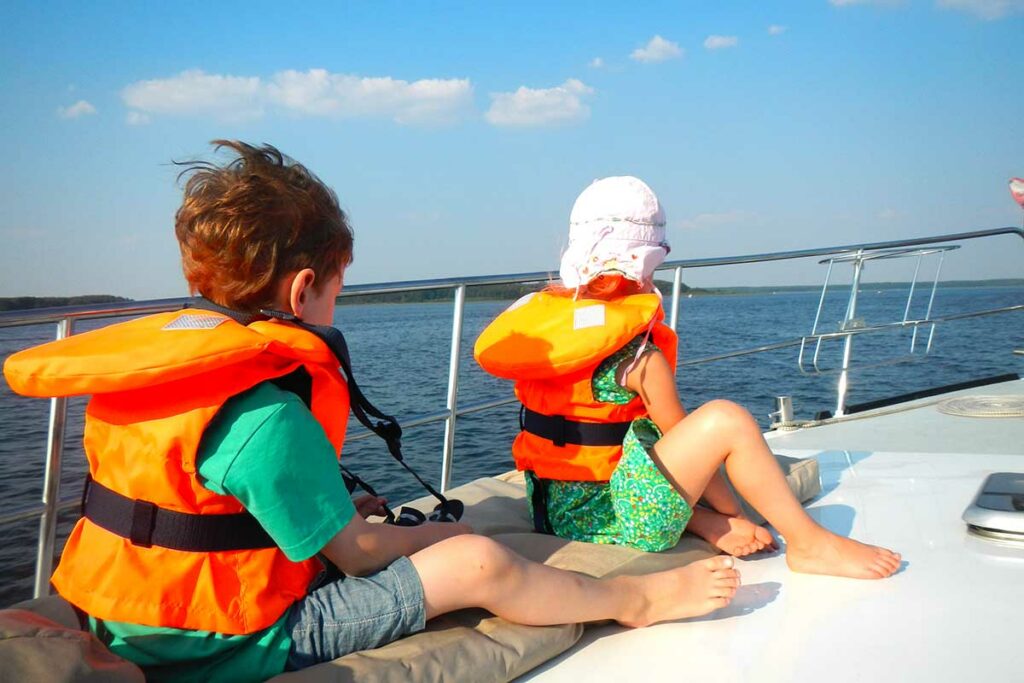 Rettungswesten sind an Bord eines Hausbootes für Kinder sinnvoll.